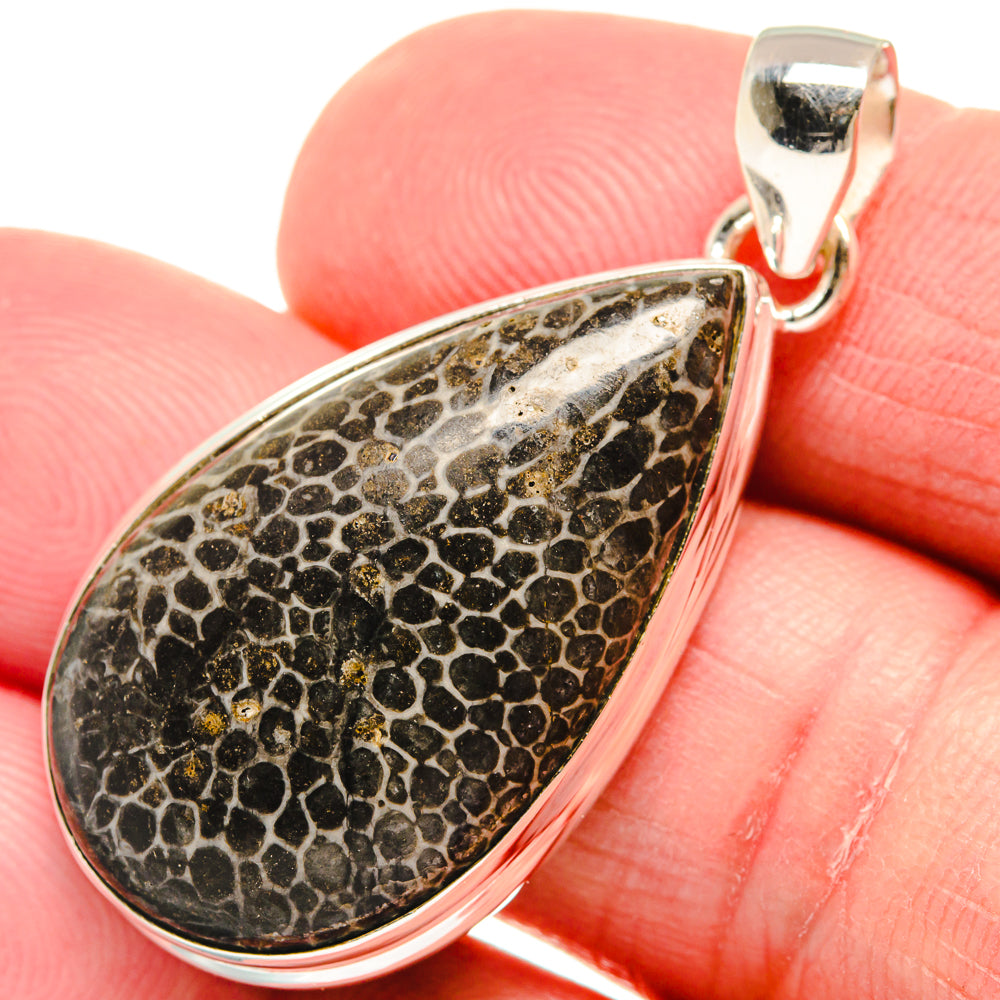 Teardrop stingray-pattern pendant in silver-tone with loop bail, black and gold speckling