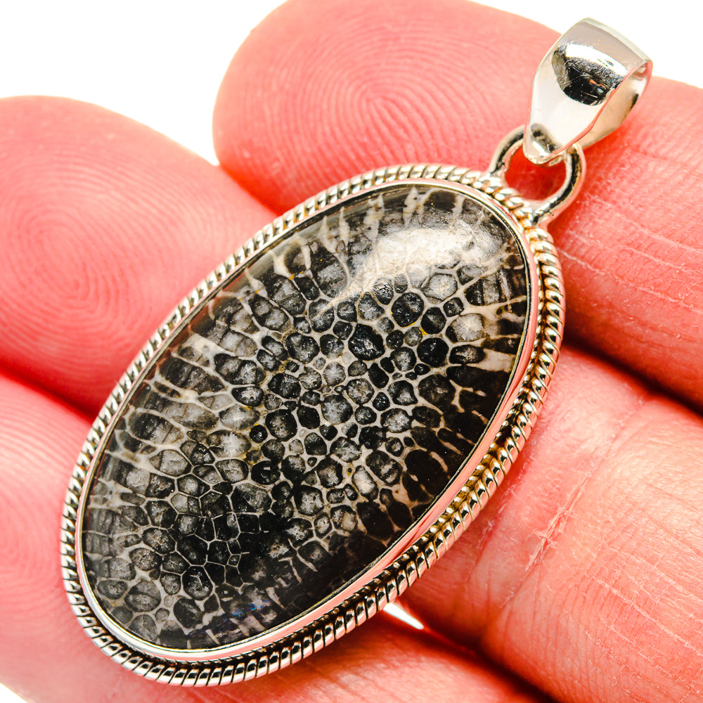 Teardrop stingray-pattern 925 sterling silver pendant with silver bail and black center
