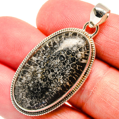 Teardrop stingray-pattern 925 sterling silver pendant with silver bail and black center