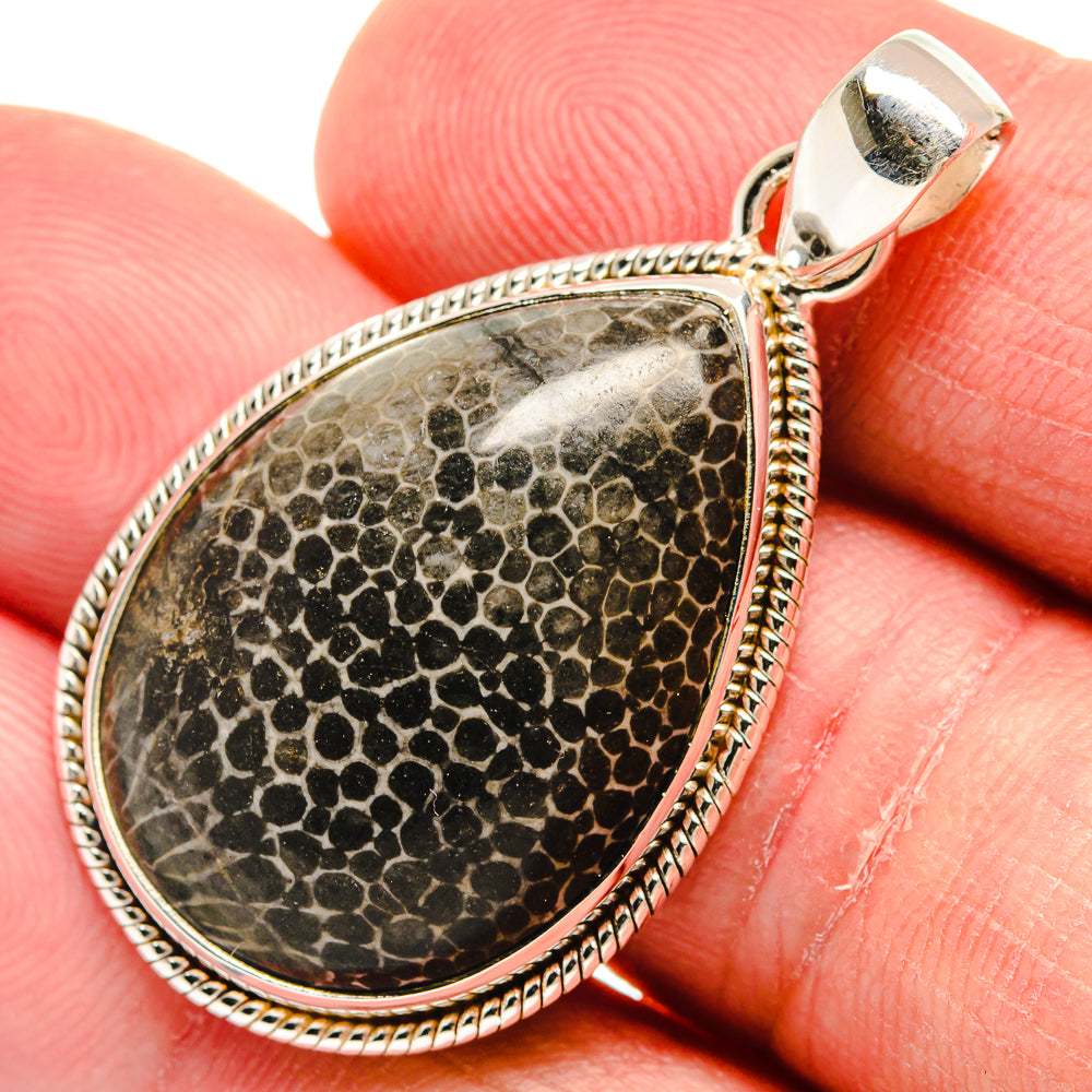 925 sterling silver teardrop stingray pendant close-up, black speckled inlay