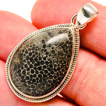 925 sterling silver teardrop stingray pendant close-up, black speckled inlay