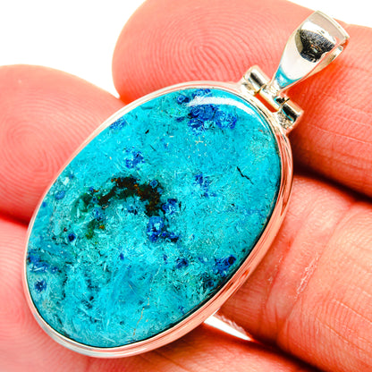 Chrysocolla turquoise oval pendant in 925 sterling silver, close view on fingers
