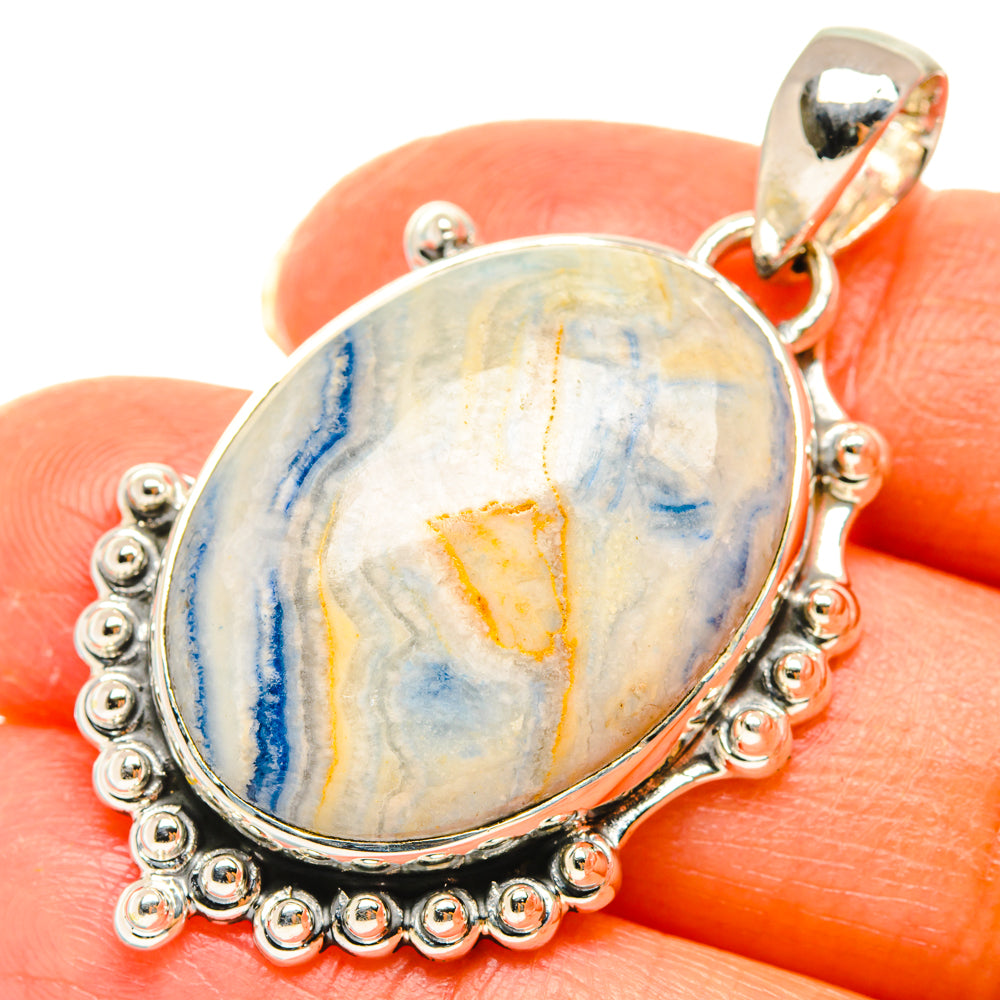 Oval blue scheelite pendant in 925 sterling silver, bezel with scalloped edge and bail