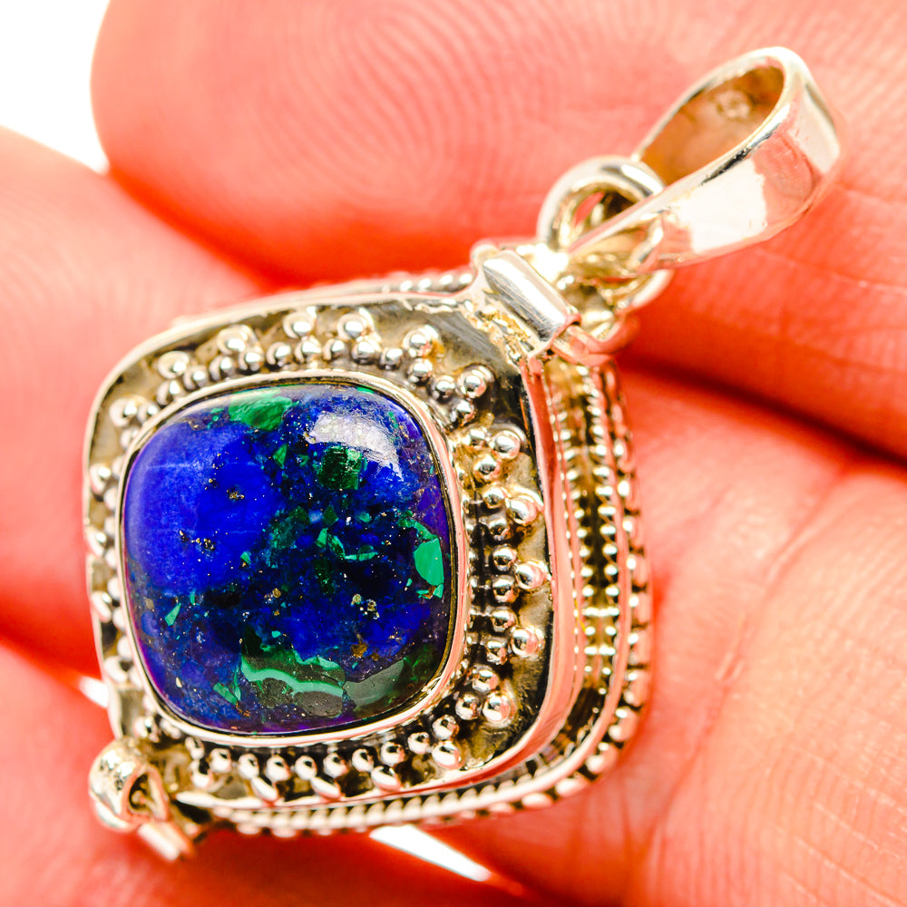 Lapis lazuli pendant in 925 sterling silver, ornate bezel with blue stone close-up