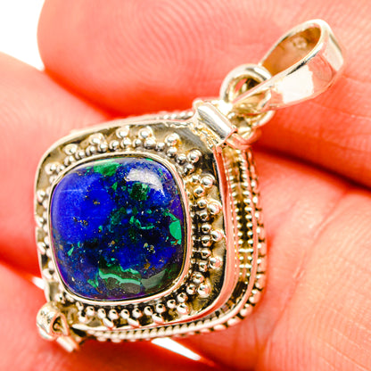 Lapis lazuli pendant in 925 sterling silver, ornate bezel with blue stone close-up