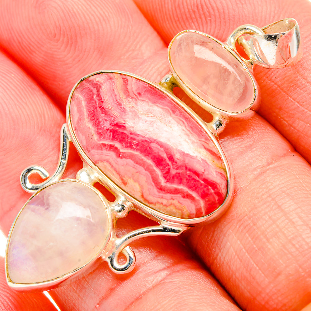 Oval rhodochrosite and rose quartz pendant in 925 sterling silver, close-up