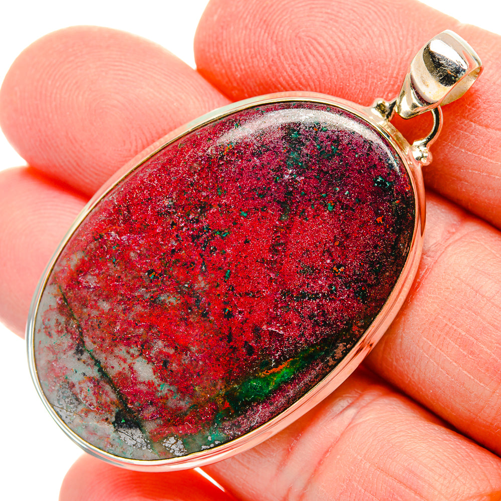 Bloodstone pendant in 925 sterling silver, red green speckled oval cabochon close-up