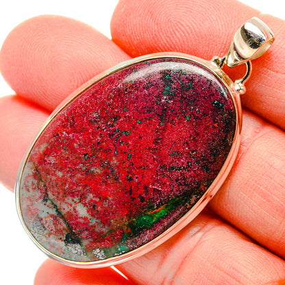 Bloodstone pendant in 925 sterling silver, red green speckled oval cabochon close-up