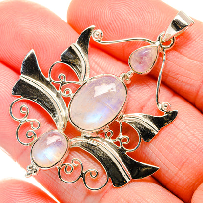 Round opalescent moonstone pendant in 925 sterling silver with scrollwork frame