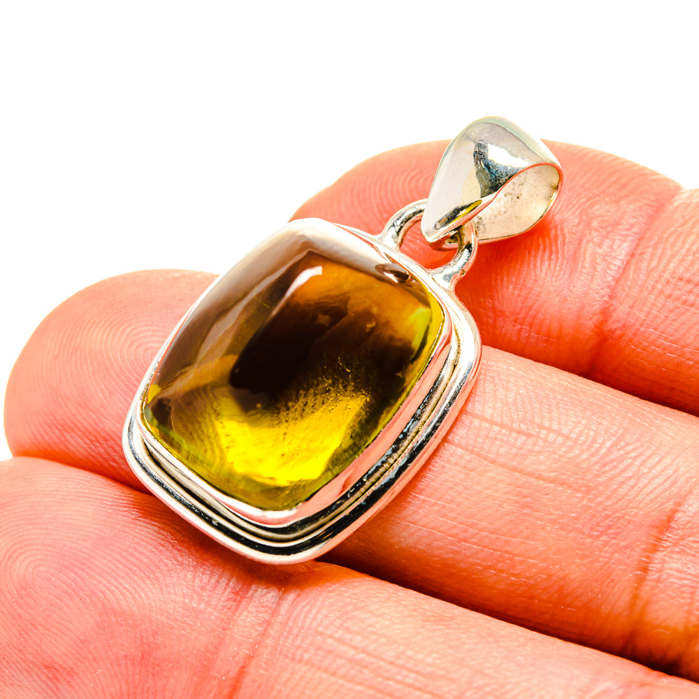 Oliva quartz pendant in 925 sterling silver, oval yellow gemstone cabochon detail