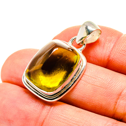 Oliva quartz pendant in 925 sterling silver, oval yellow gemstone cabochon detail