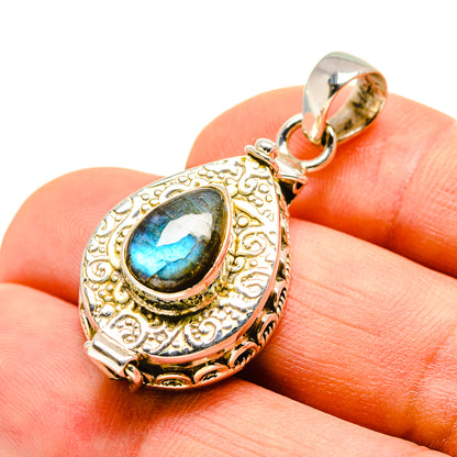 Ornate 925 sterling silver pendant with labradorite oval cabochon and bail