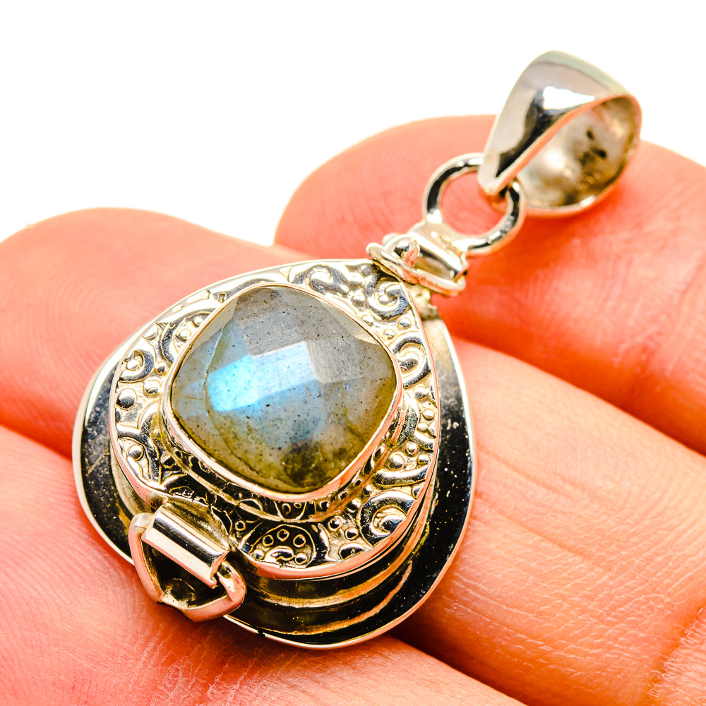 Labradorite poison pendant with oval gemstone in ornate 925 silver setting