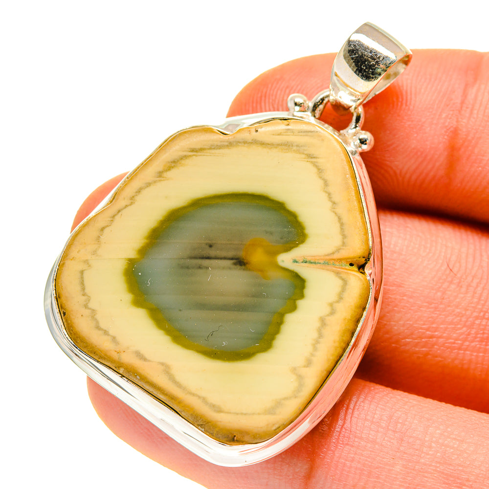 Heart-shaped jasper pendant in 925 sterling silver with green and gold stone