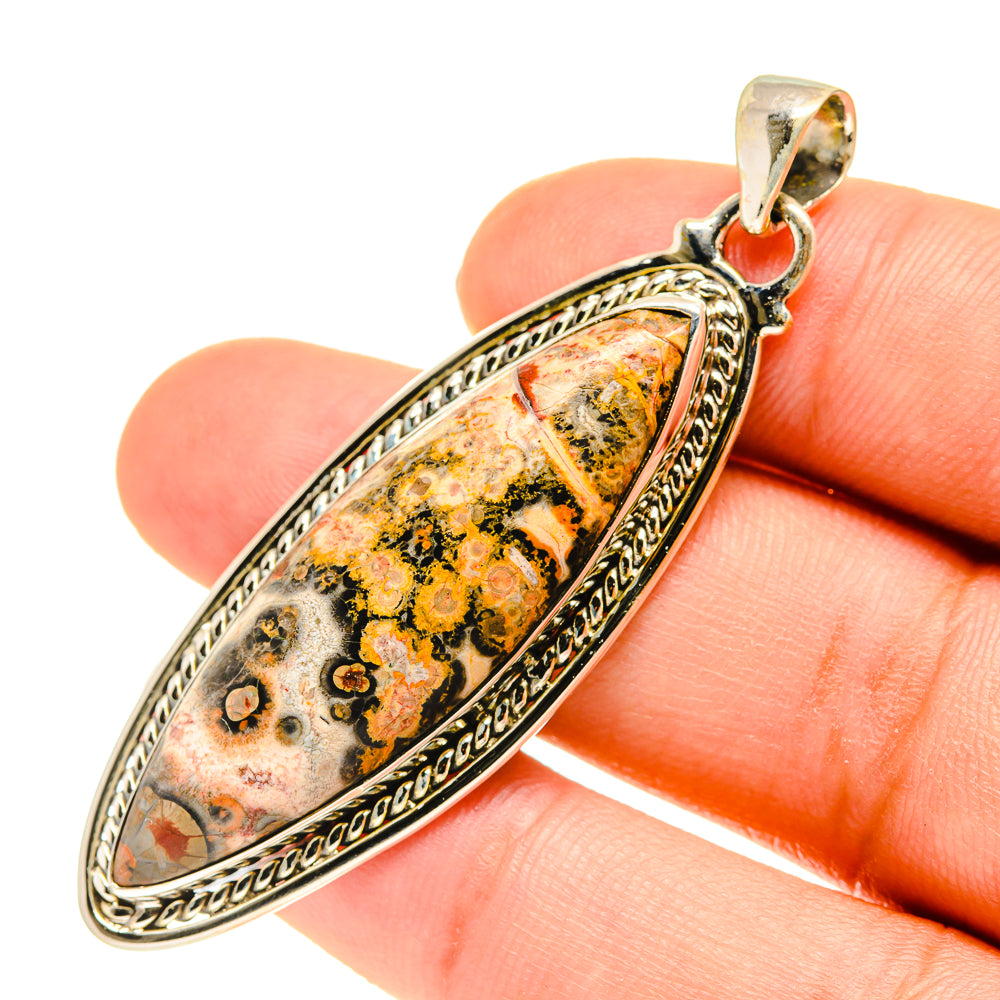 Oval poppy jasper pendant in 925 sterling silver, close-up of bail and gemstone