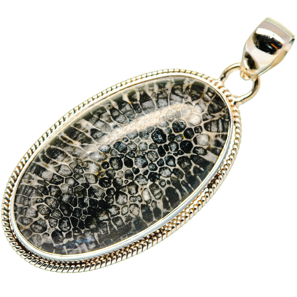Teardrop stingray-pattern pendant in 925 sterling silver with textured black center