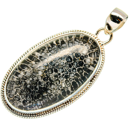 Teardrop stingray-pattern pendant in 925 sterling silver with textured black center