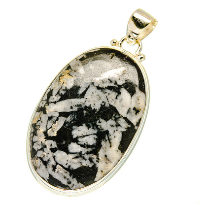 Oval chrysanthemum stone pendant in 925 sterling silver with black-and-white pattern