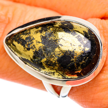 Oval black-and-gold stone ring with high-polish silver bezel and split shoulders