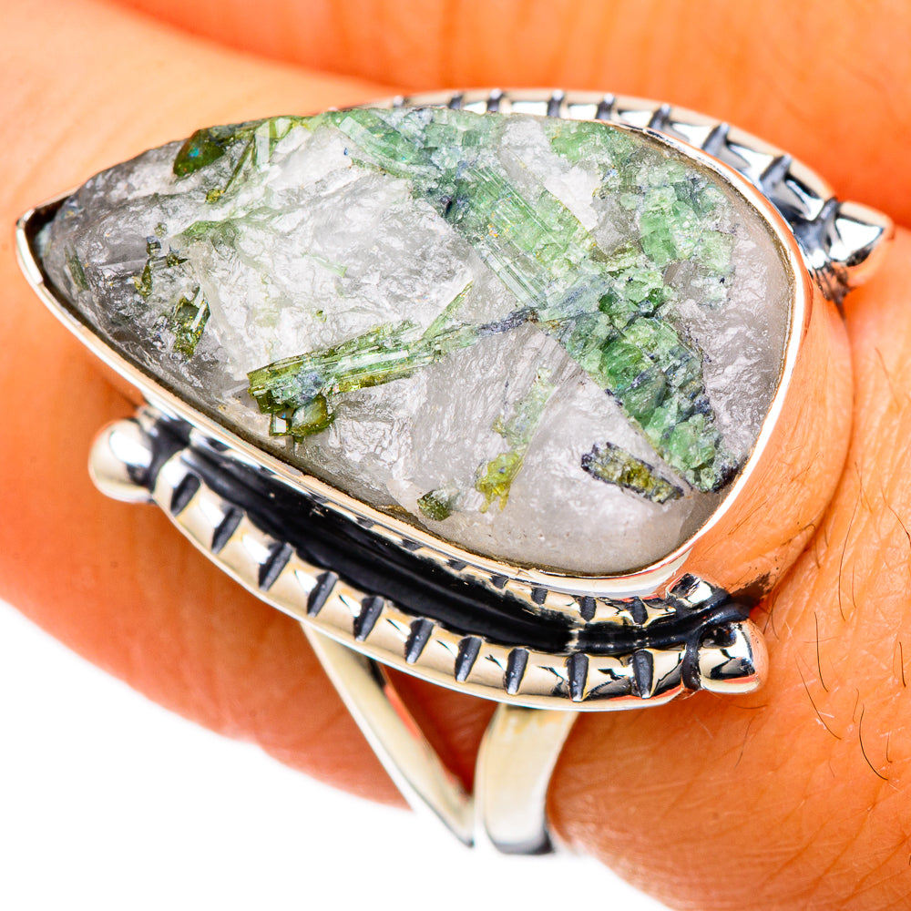 Green tourmaline in quartz ring in 925 sterling silver, teardrop bezel on patterned band