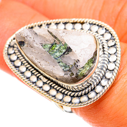 925 sterling silver ring with pear-shaped quartz and green tourmaline, scalloped edge