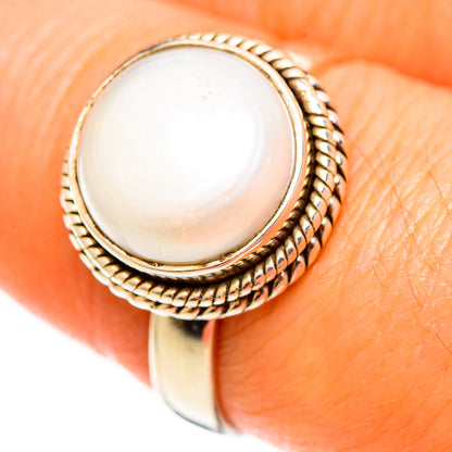 Cultured pearl ring in 925 sterling silver with round iridescent pearl, rope bezel detail