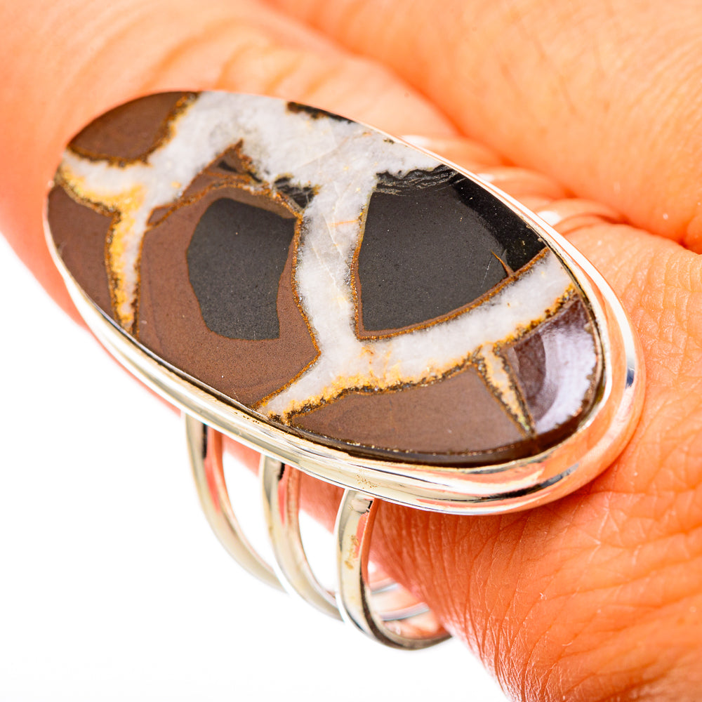 Oval septarian geode ring in 925 sterling silver, dark stone with white veining