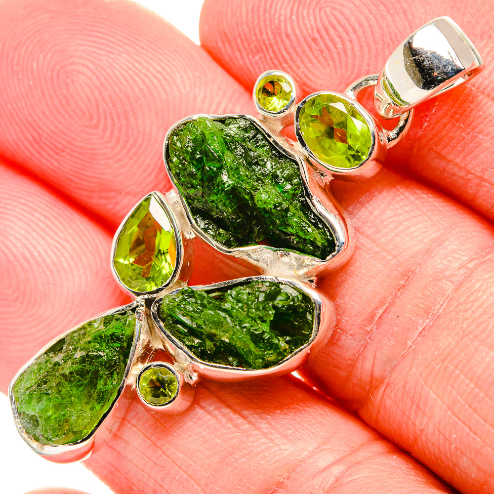 Rough green stone and peridot pendant in 925 sterling silver, leaf-shaped design